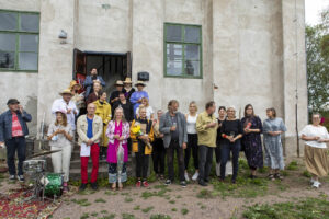 Taiteilijoiden saari -ryhmänäyttelyn avajaiset Harakan saaressa 9.8.2021. Kuva: Viena Kytöjoki