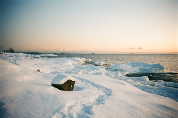 Luminen maisema Harakan saaren kallioilta merelle.